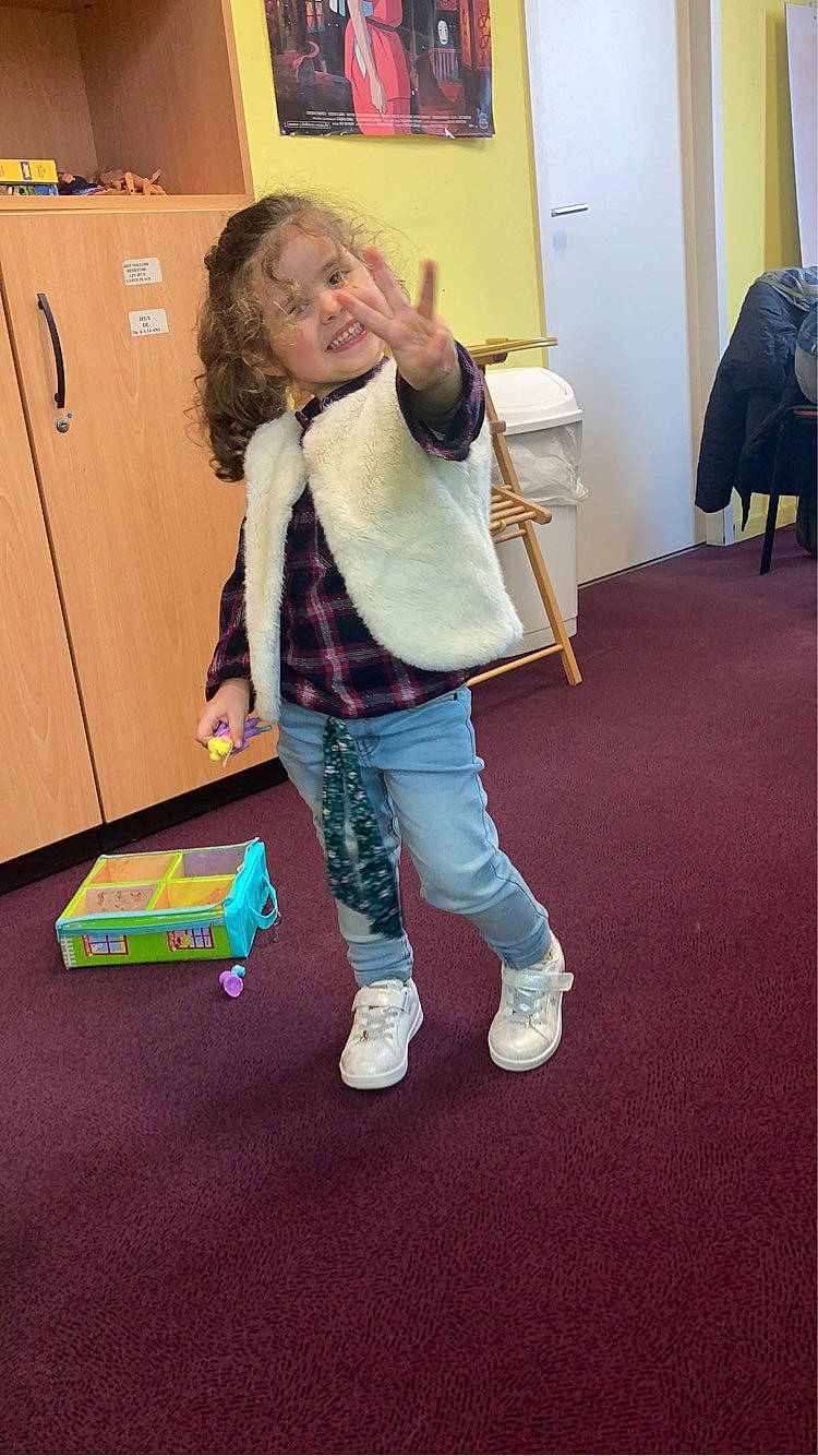 Zina a rejoint le concours — aidez-le/la à gagner de superbes lots ! bag, carpet, child, floor, flooring, fun, fur, hardwood, human_leg, joint, joy, knee, leisure, luggage_and_bags, magenta, person, play, purple, room, smile