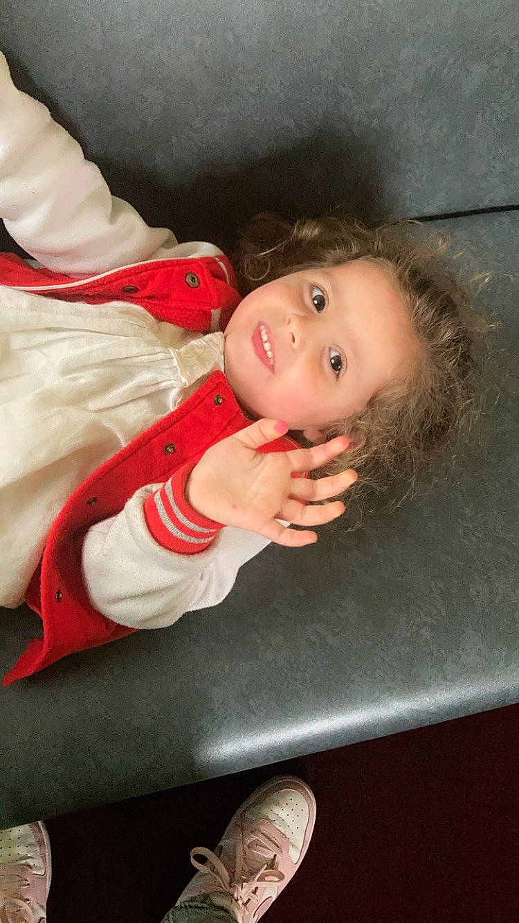 Zina a rejoint le concours — aidez-le/la à gagner de superbes lots ! baby, baby_toddler_clothing, carmine, cheek, child, comfort, finger, foot, happy, human_leg, joy, mouth, nose, person, sitting, skin, sleeve, smile, thumb, toddler