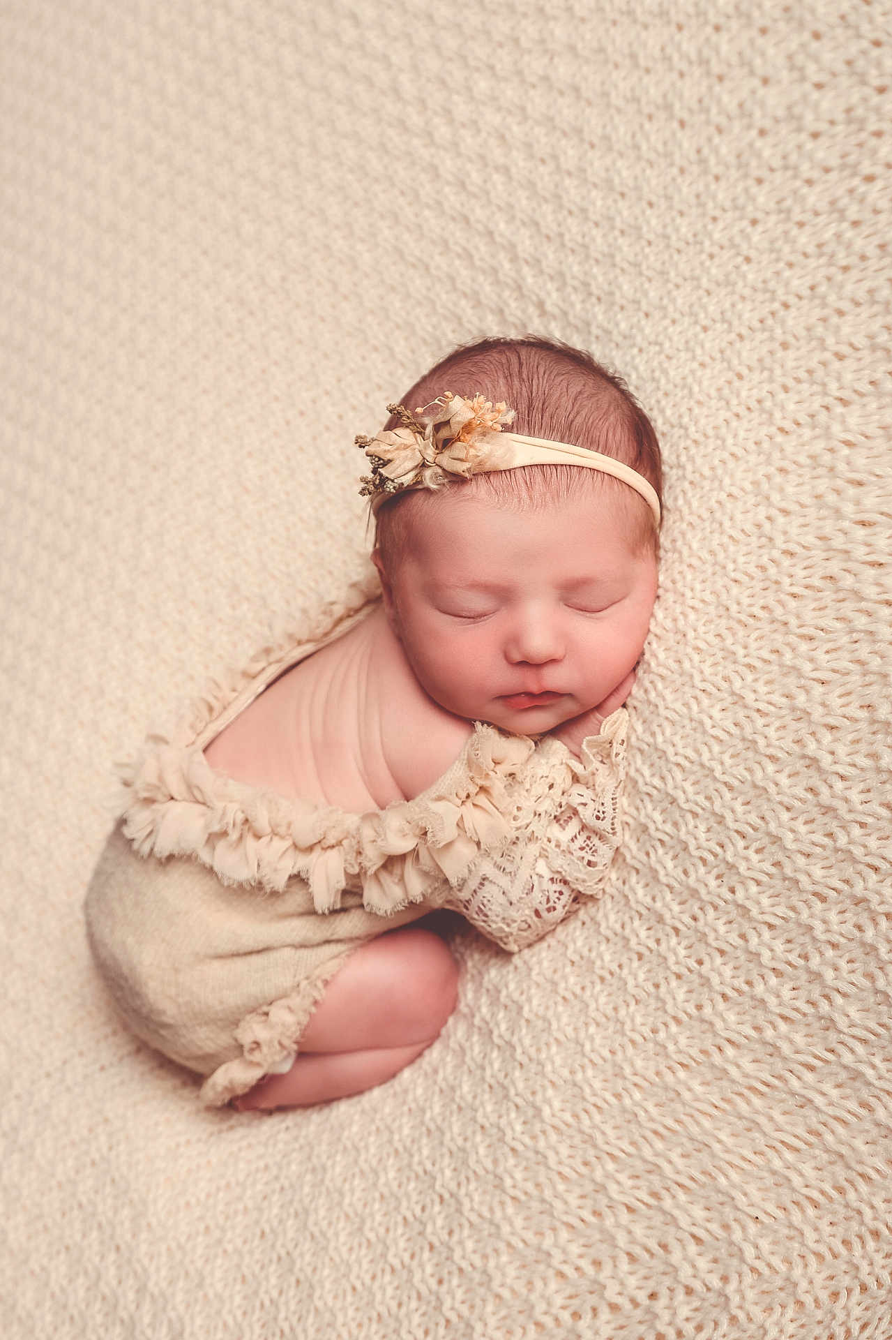 Hailey participe au concours pour gagner de l'argent avec cette photo : accessories, baby, blanket, bodypart, bonnet, clothing, dress, face, finger, glove, hand, happy, hat, head, newborn, person, photography, portrait, sleeping, smile