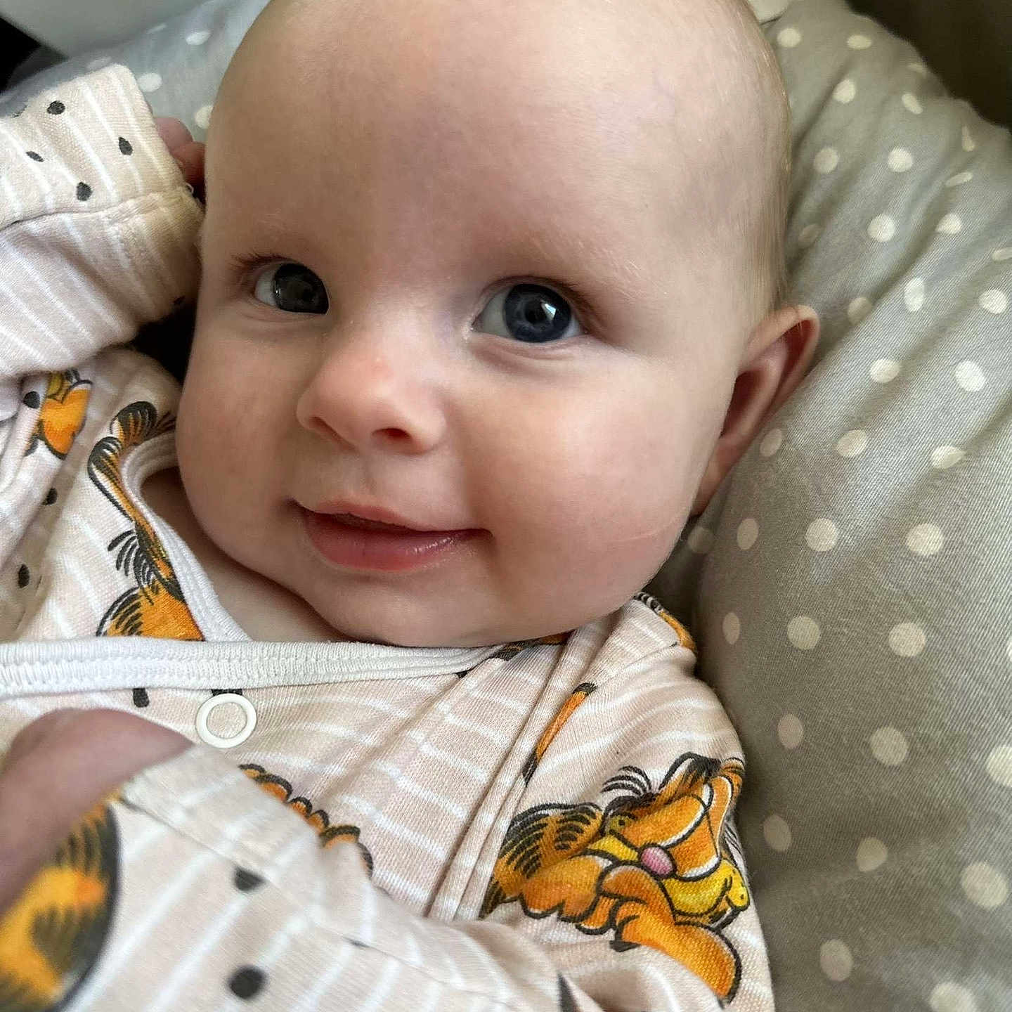 Laurencia participe au concours pour gagner de l'argent avec cette photo : baby, babylaughing, biting, blanket, blonde, face, hair, happy, head, newborn, person, photography, portrait, smile