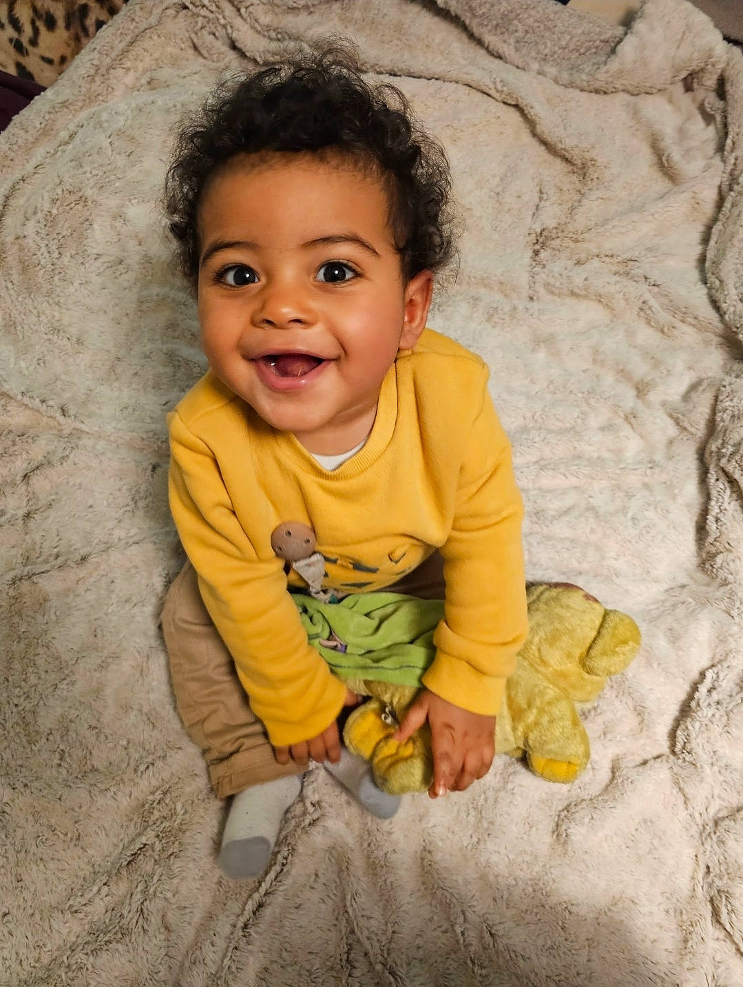 Elios participe au concours pour gagner de l'argent avec cette photo : baby, baby_toddler_clothing, cheek, child, eye, face, flooring, fun, happy, joy, linens, nose, person, sand, sitting, skin, sleeve, smile, textile, toddler