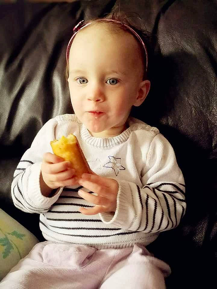 Priscilla participe au concours pour gagner de l'argent avec cette photo : boy, cheek, child, eating, finger, infant, nose, person, product, sitting, toddler