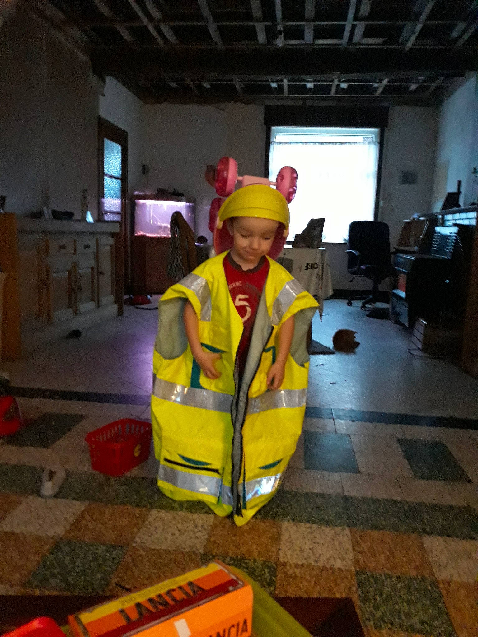 Gabriel participe au concours pour gagner de l'argent avec cette photo : costume, fun, headwear, person, personal_protective_equipment, yellow