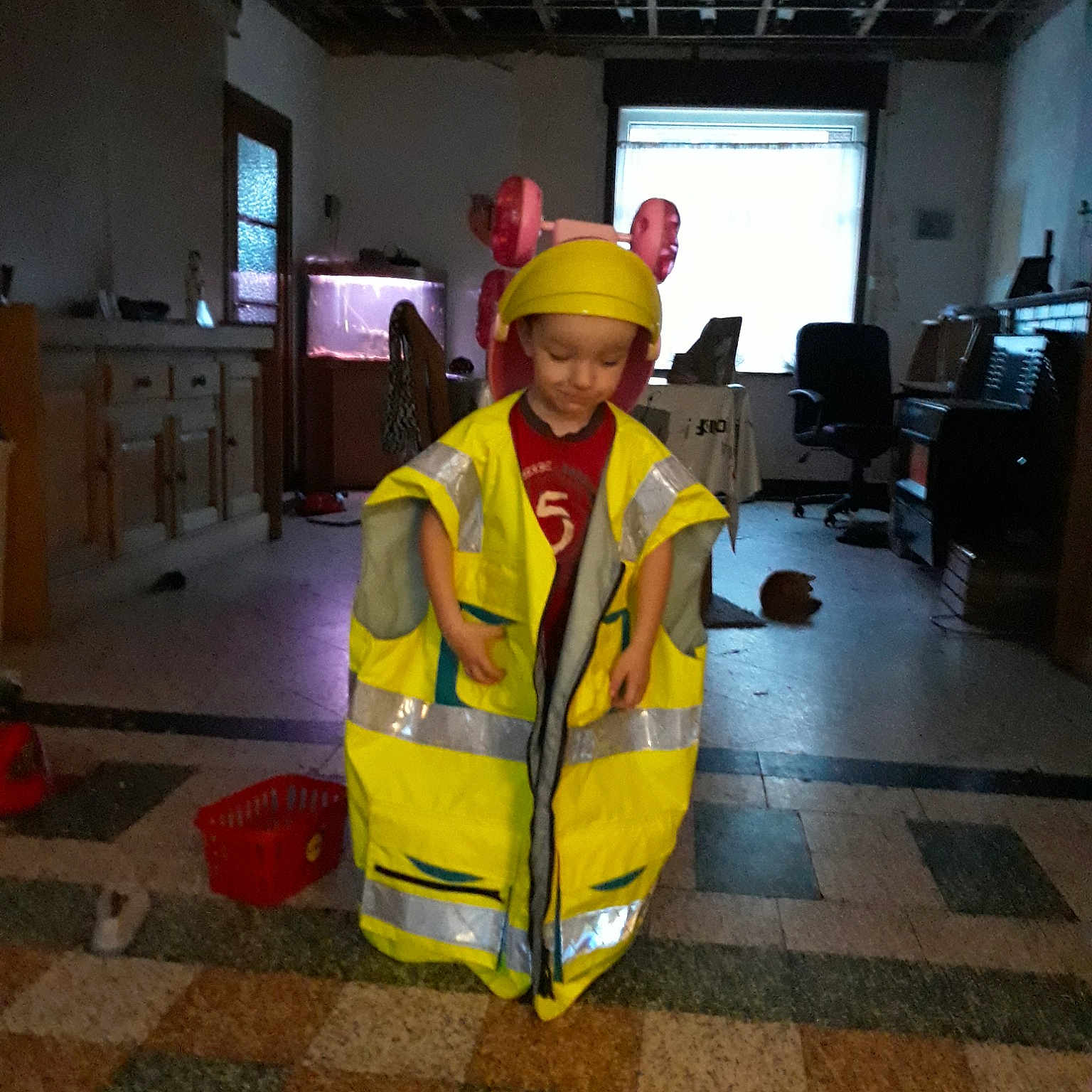 Gabriel participe au concours pour gagner de l'argent avec cette photo : costume, fun, headwear, person, personal_protective_equipment, yellow