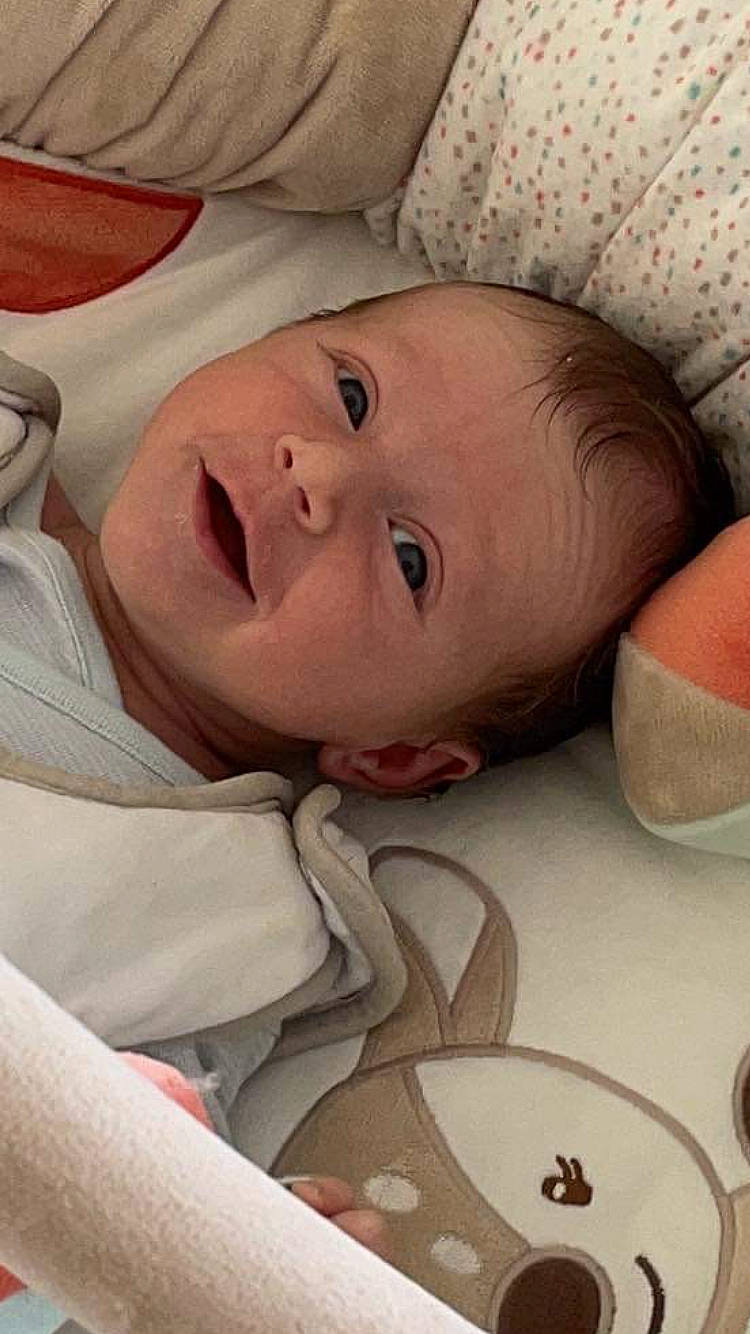 Arthur a rejoint le concours — aidez-le/la à gagner de superbes lots ! baby, cheek, chin, comfort, eye, eyebrow, eyelash, face, finger, forehead, head, human_body, iris, lip, mouth, nose, person, skin, smile, toddler