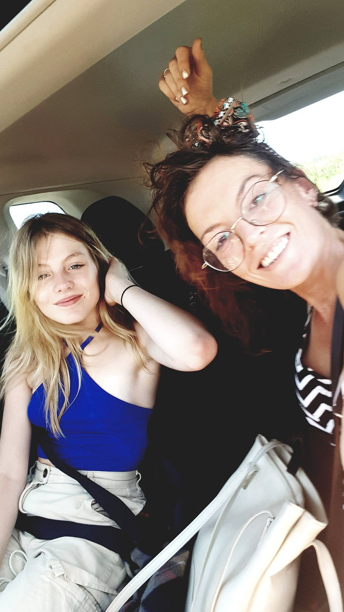 Giuliana participe au concours pour gagner de l'argent avec cette photo : belt, black_hair, electric_blue, event, eyewear, fashion_design, flash_photography, fun, gesture, glasses, glove, hair, hairstyle, happy, jewellery, joy, long_hair, necklace, person, smile