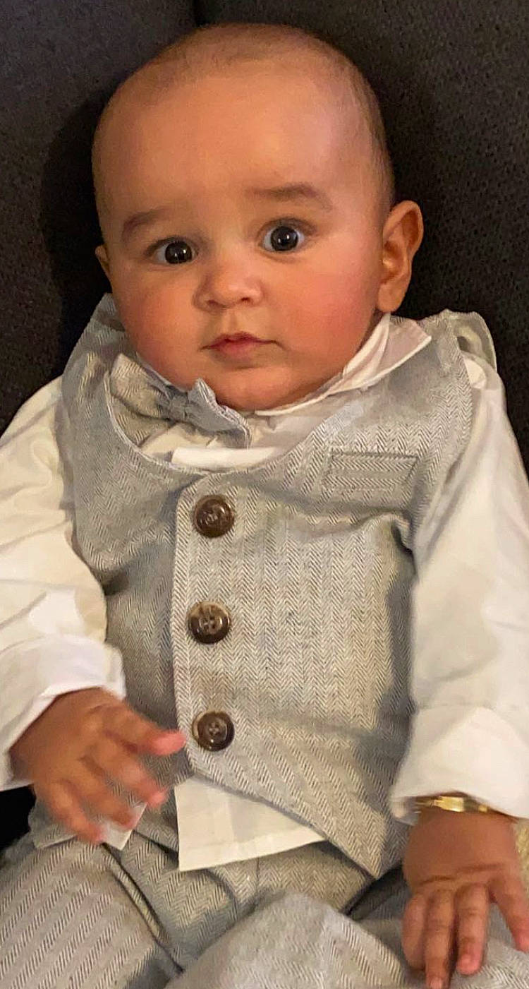 Keylio participe au concours pour gagner de l'argent avec cette photo : baby, baby_toddler_clothing, cheek, collar, comfort, eyebrow, face, finger, gesture, head, iris, jacket, lip, neck, nose, outerwear, person, skin, sleeve, textile