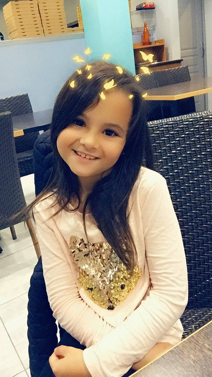 Lola participe au concours pour gagner de l'argent avec cette photo : beauty, black_hair, brown_hair, eyebrow, face, forehead, hair, hair_coloring, hairstyle, jaw, joy, layered_hair, lip, long_hair, person, photography, selfie, smile