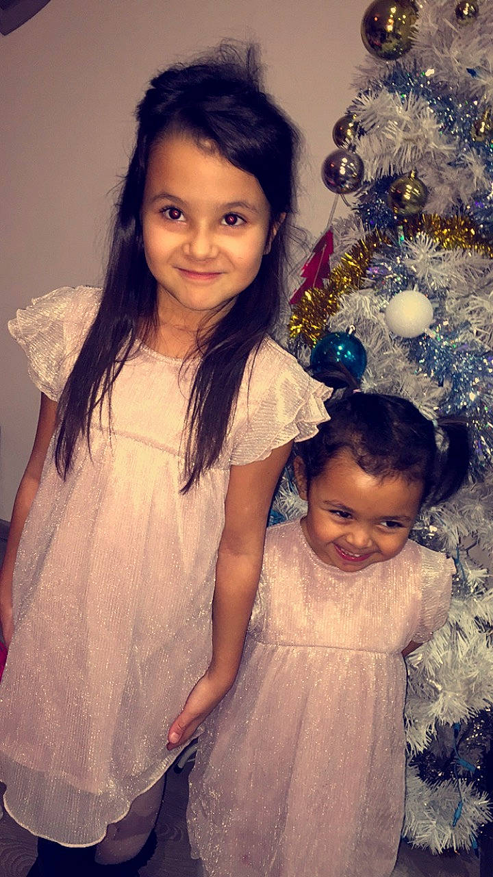 Lola a rejoint le concours — aidez-le/la à gagner de superbes lots ! black_hair, child, child_model, daughter, dress, fun, happy, iris, joy, lady, long_hair, mother, person, sibling, smile, toddler