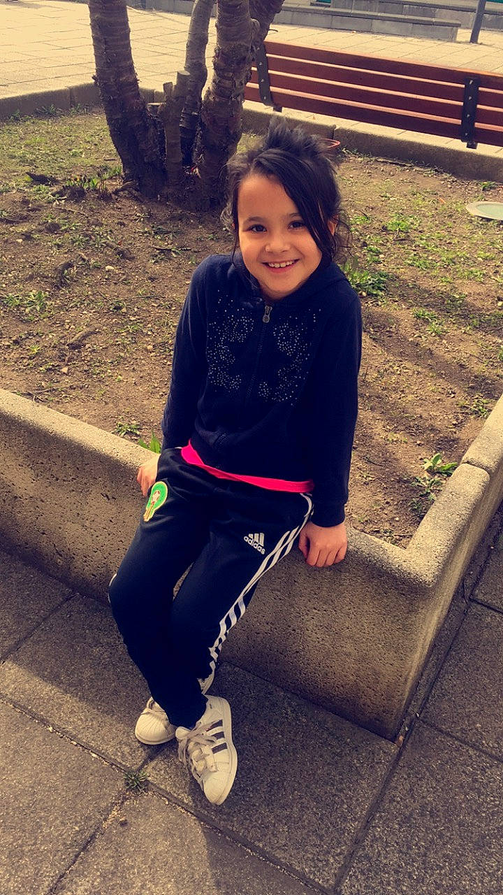 Lola participe au concours pour gagner de l'argent avec cette photo : black_hair, child, cool, denim, footwear, happy, jeans, joy, leg, leisure, long_hair, person, photography, shoe, sitting, smile, sportswear, street_fashion, t_shirt, tights