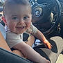 Tiago participe au concours pour gagner de l'argent avec cette photo : arm, baby, car_interior, child, cute, dashboard, daylight, hand, happy, joyful, person, seat, seatbelt, short_sleeves, smiling, steering_wheel, sunlight, vehicle, volkswagen, window
