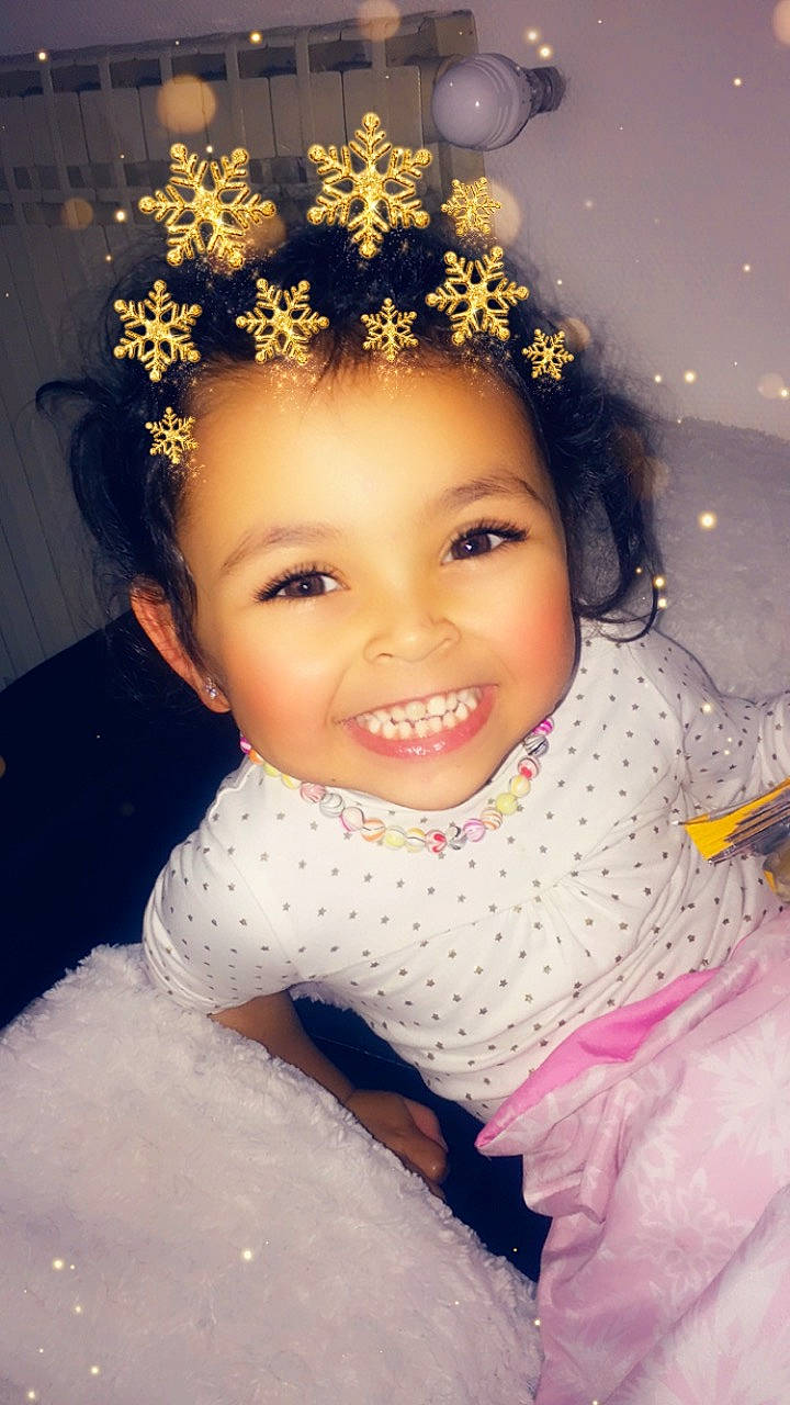 Zoé a rejoint le concours — aidez-le/la à gagner de superbes lots ! bridal_accessory, child, crown, eyebrow, fashion_accessory, flower_girl, hair, hair_accessory, happy, headband, headgear, headpiece, jewellery, joy, person, skin, smile, tiara, toddler