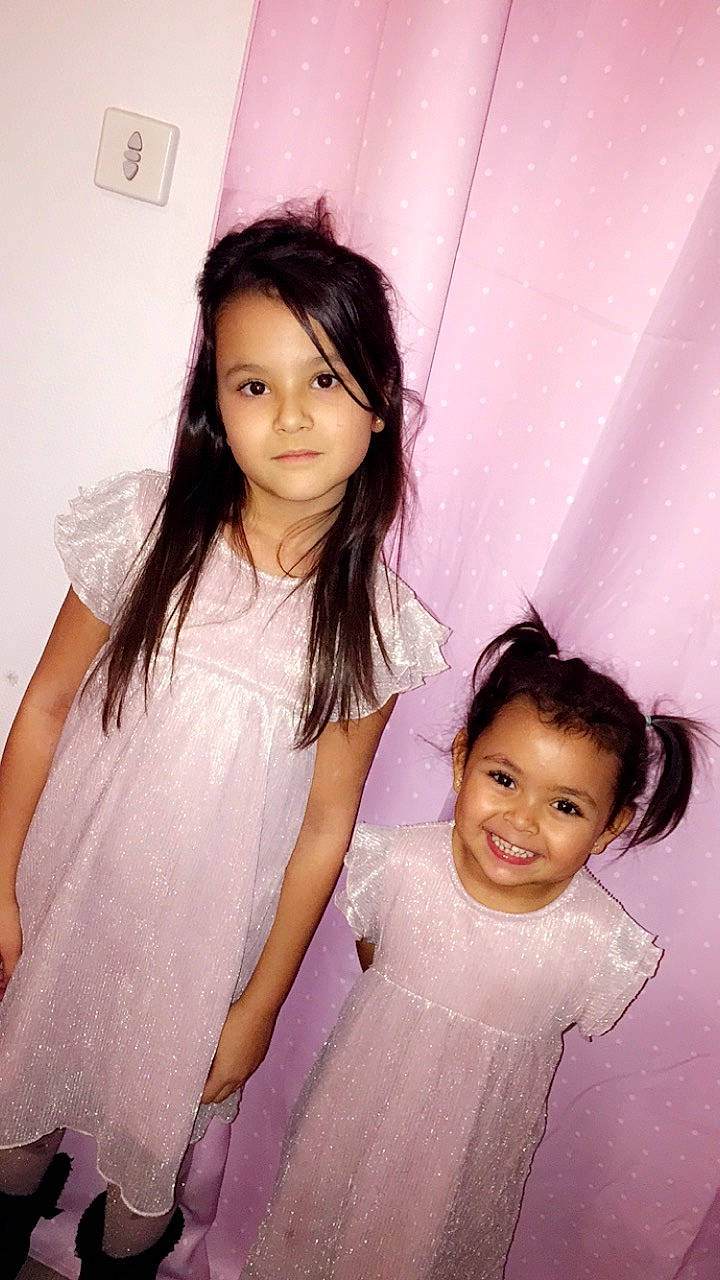 Zoé a rejoint le concours — aidez-le/la à gagner de superbes lots ! black_hair, child, daughter, hair_coloring, happy, joy, long_hair, person, pink, smile