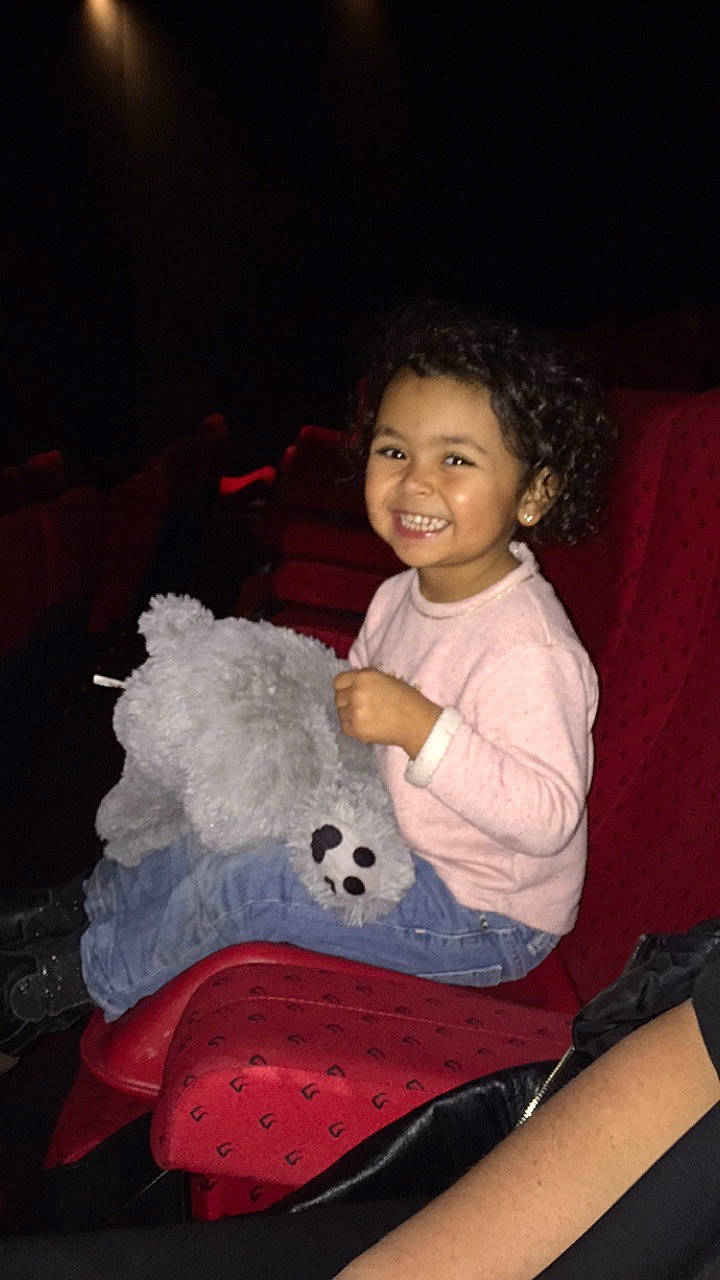 Zoé participe au concours pour gagner de l'argent avec cette photo : arm, child, joy, person, sitting, smile, teddy_bear, toddler