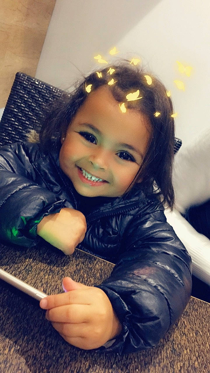 Zoé a rejoint le concours — aidez-le/la à gagner de superbes lots ! baby, black_hair, brown_hair, child, finger, fun, hair, happy, joy, long_hair, person, play, smile, toddler