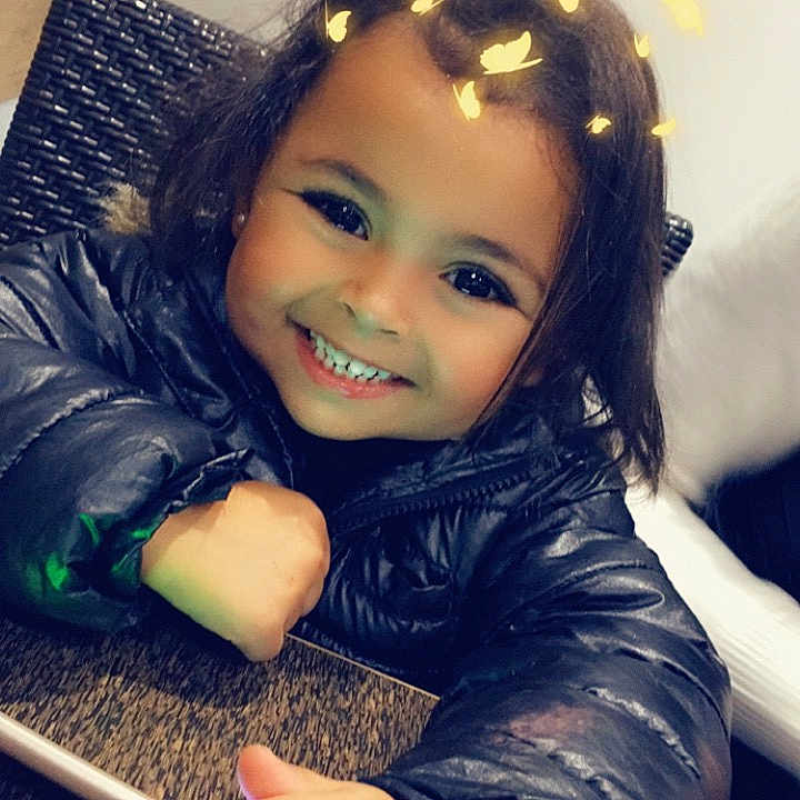 Zoé a rejoint le concours — aidez-le/la à gagner de superbes lots ! baby, black_hair, brown_hair, child, finger, fun, hair, happy, joy, long_hair, person, play, smile, toddler