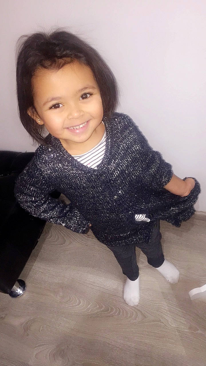 Zoé participe au concours pour gagner de l'argent avec cette photo : black, black_hair, cheek, child, finger, head, joy, knitting, outerwear, person, sitting, skin, sleeve, smile, toddler, wool