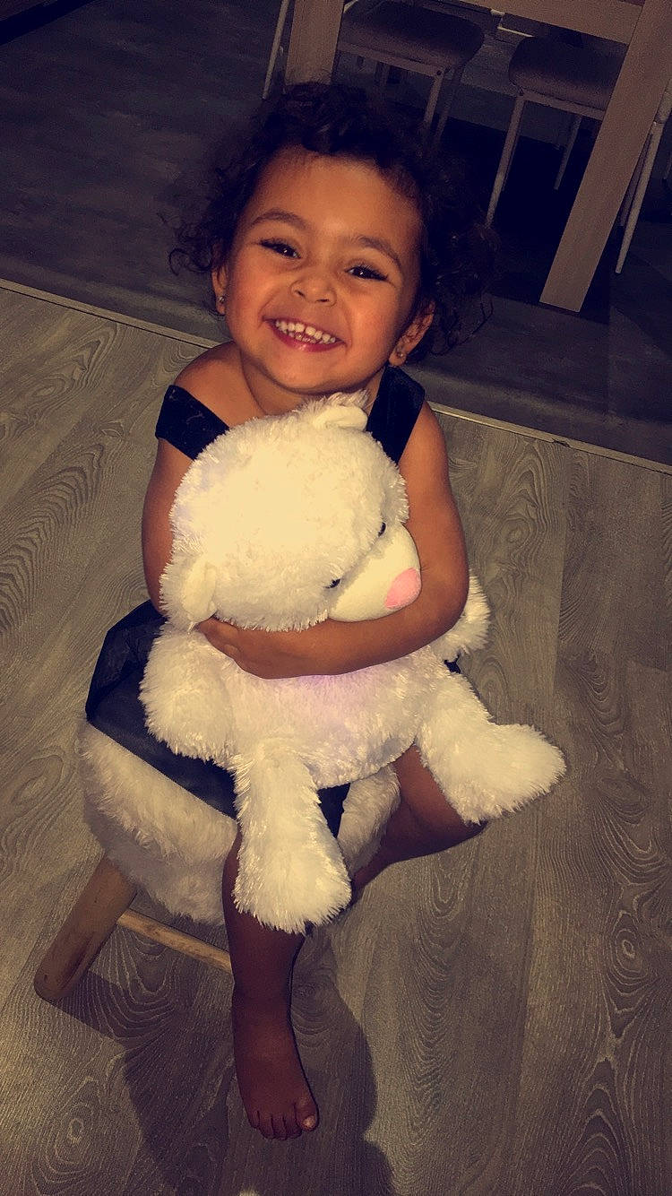 Zoé participe au concours pour gagner de l'argent avec cette photo : child, joy, person, skin, smile, stuffed_toy, teddy_bear, toddler