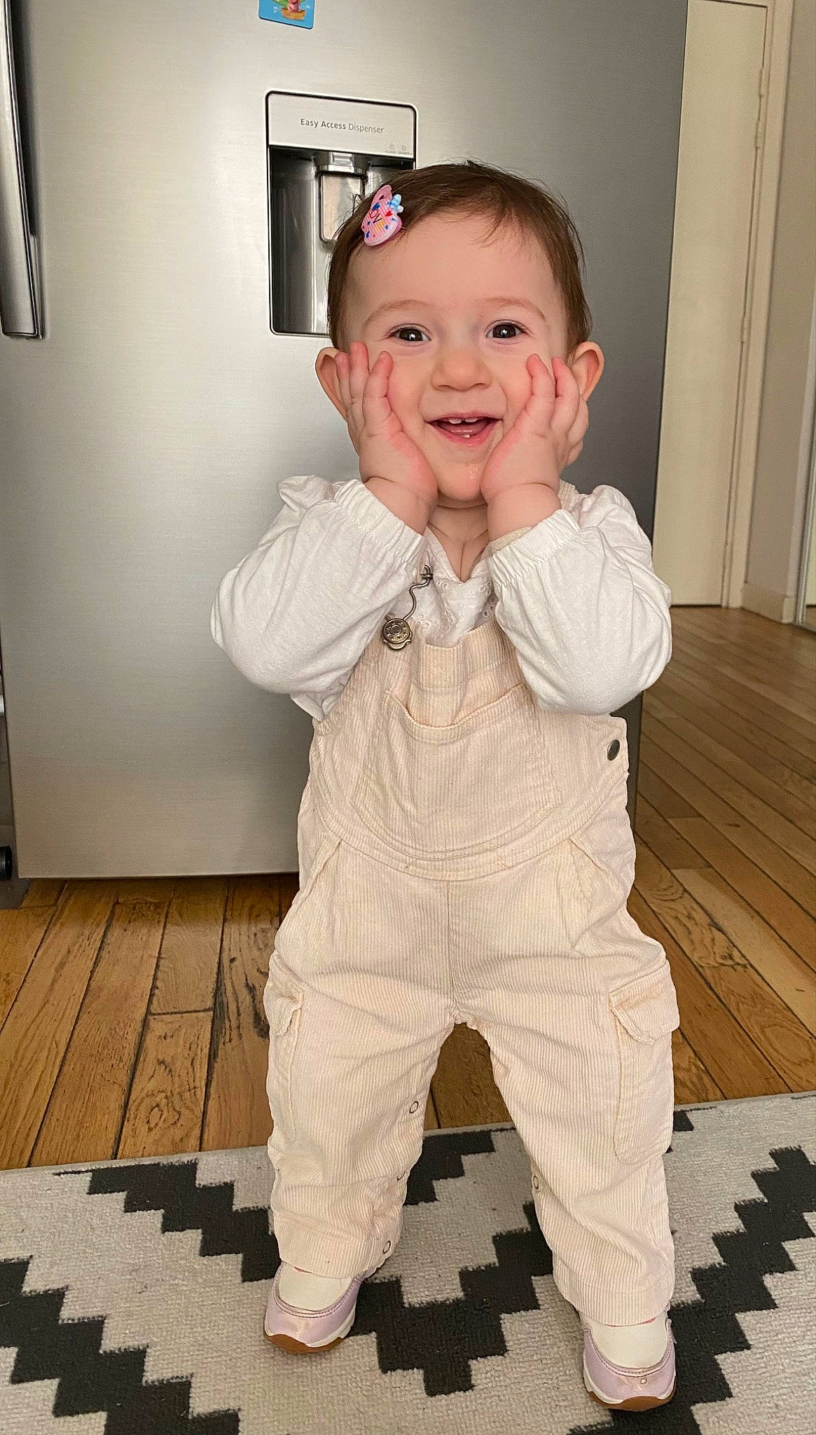 Sofia-cataleya a rejoint le concours — aidez-le/la à gagner de superbes lots ! baby, baby_toddler_clothing, cheek, child, eye, face, floor, flooring, happy, hardwood, nose, outerwear, pattern, person, skin, sleeve, smile, standing, thumb, toddler