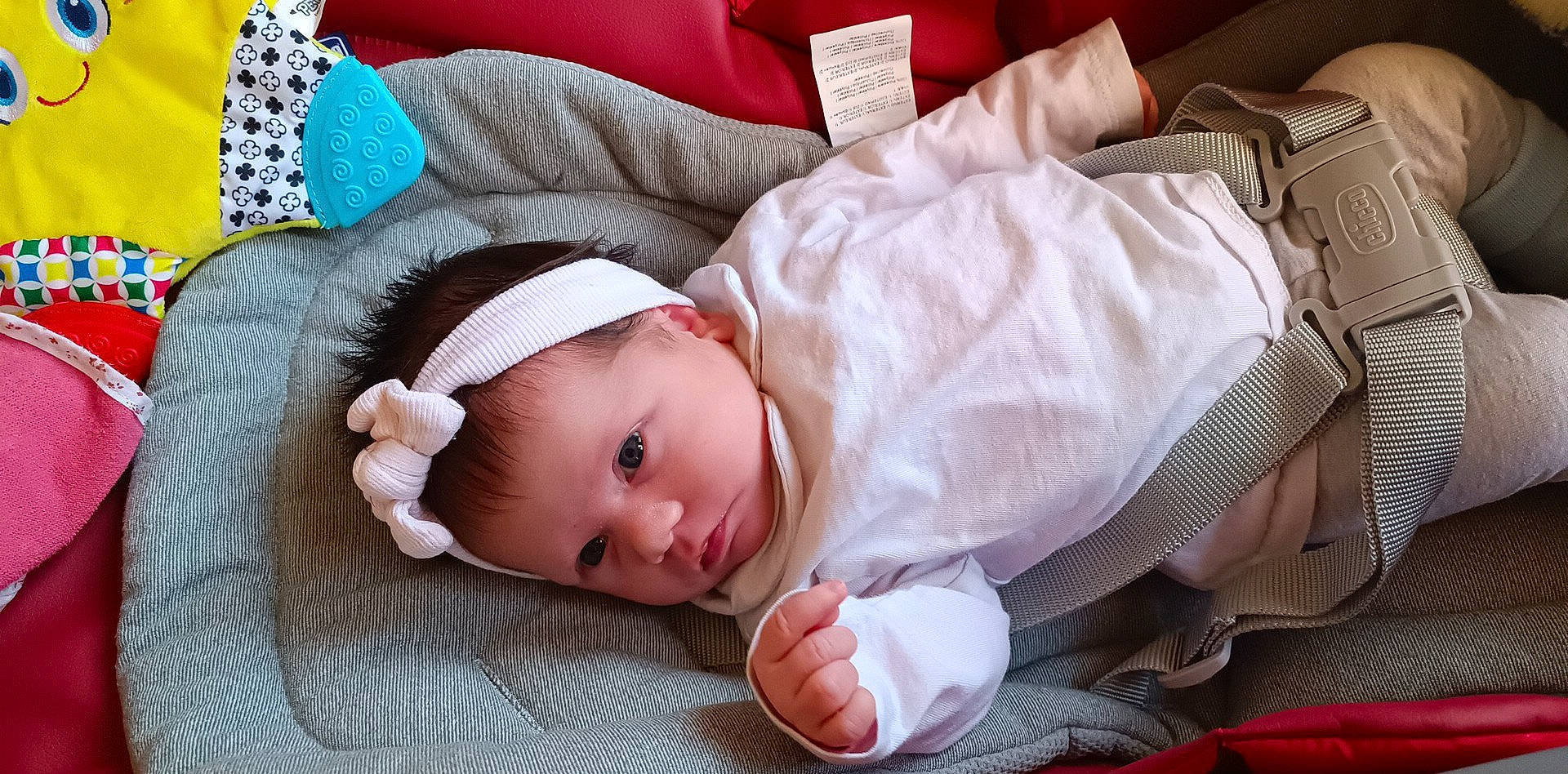 Aéna a rejoint le concours — aidez-le/la à gagner de superbes lots ! baby, baby_sleeping, baby_toddler_clothing, carmine, cheek, child, comfort, face, flooring, hat, linens, pattern, person, portrait_photography, product, room, sitting, toddler, white, wood