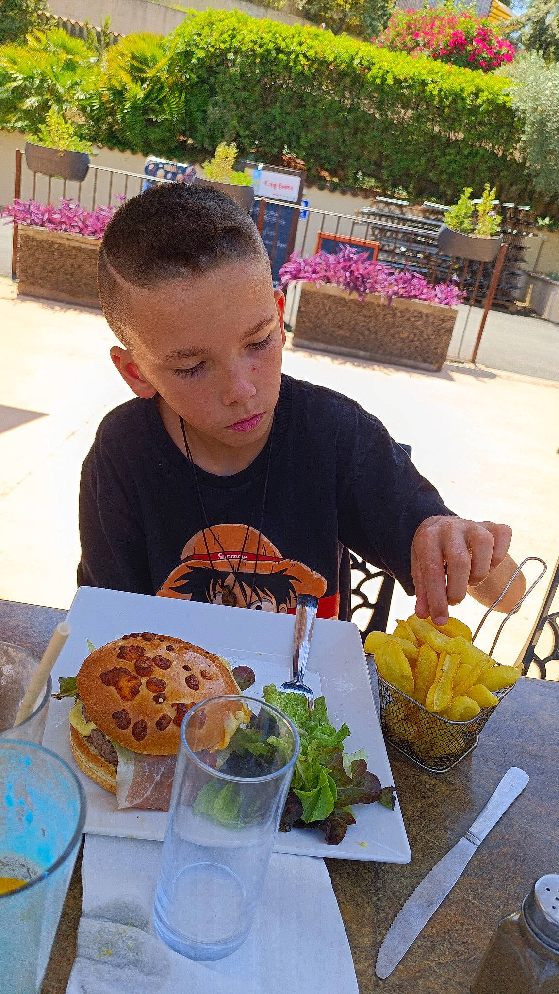 Mathéo a rejoint le concours — aidez-le/la à gagner de superbes lots ! bowl, chair, comfort_food, cooking, cuisine, dish, finger_food, food, food_craving, ingredient, person, plant, plate, recipe, recreation, sharing, shorts, t_shirt, table, tableware