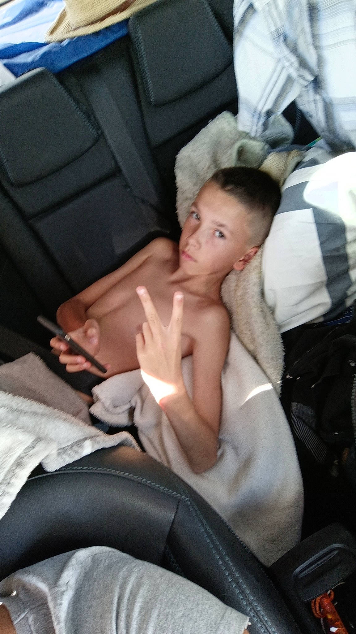 Mathéo a rejoint le concours — aidez-le/la à gagner de superbes lots ! abdomen, auto_part, automotive_design, barechested, black_hair, car_seat, car_seat_cover, chair, chest, comfort, event, family_car, head_restraint, human_leg, luxury_vehicle, motor_vehicle, person, personal_luxury_car, shorts, sitting