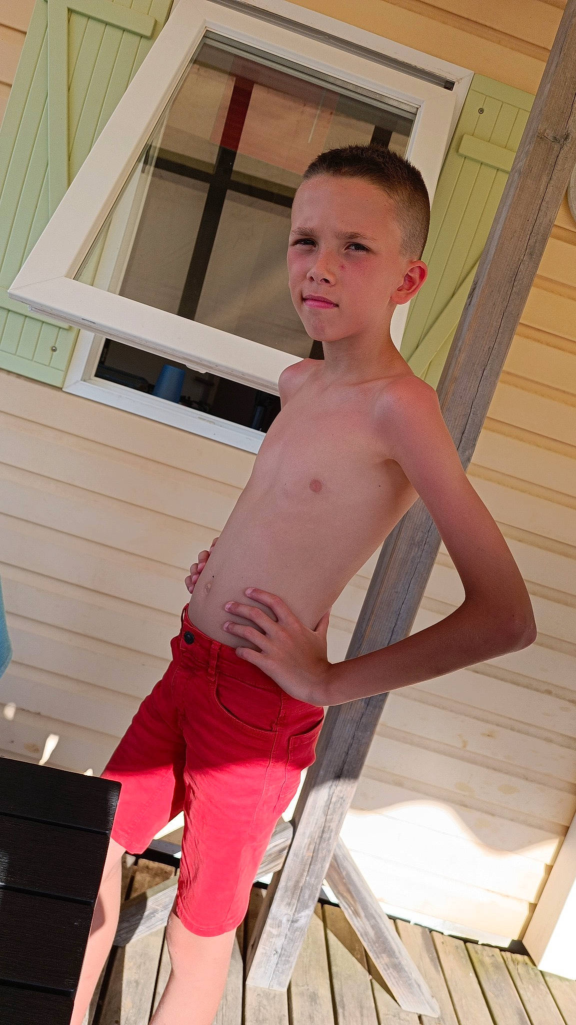 Mathéo participe au concours pour gagner de l'argent avec cette photo : abdomen, barechested, barefoot, board_short, chest, elbow, flesh, human_leg, joint, knee, leisure, muscle, navel, person, shorts, sitting, thigh, trunk, trunks, waist