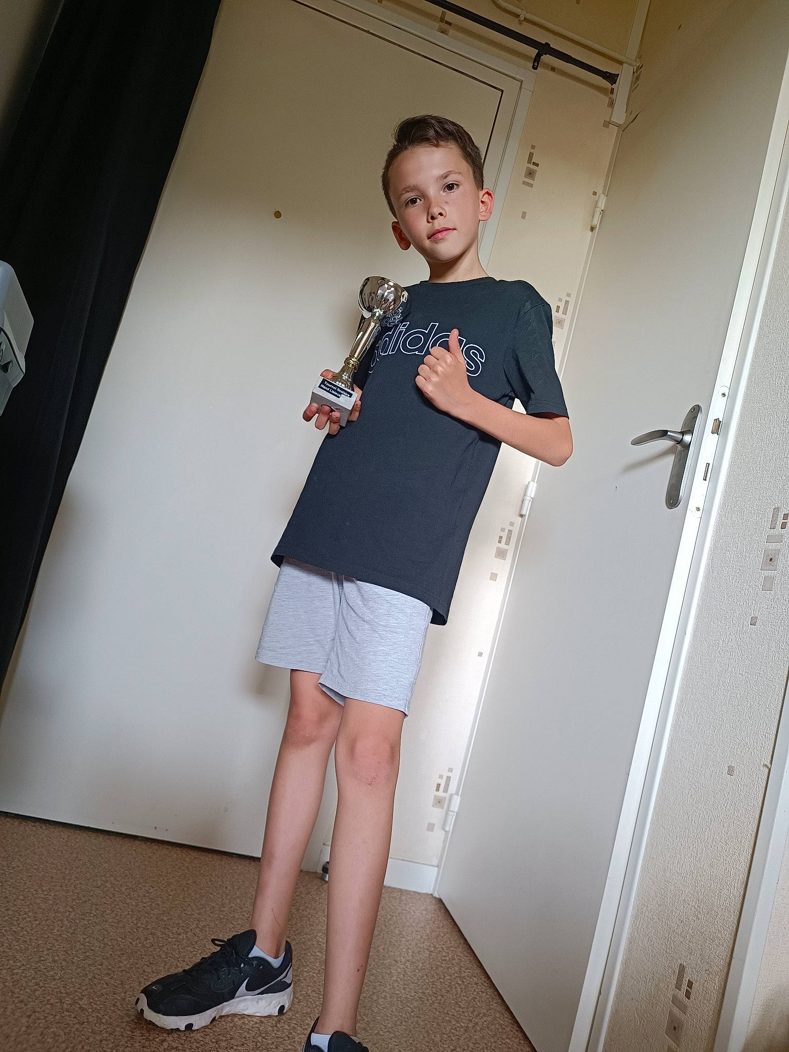 Mathéo participe au concours pour gagner de l'argent avec cette photo : calf, elbow, event, eyewear, fashion_design, flooring, foot, fun, human_leg, joint, knee, leg, pattern, person, room, sandal, standing, t_shirt, thigh, uniform