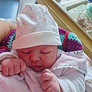 Emma Boucharel participe au concours pour gagner de l'argent avec cette photo : baby, blanket, closeup, clothing, cozy, cute, face, hand, hat, human, indoors, infant, newborn, peaceful, person, resting, sleep, sleeping, soft_light, warm