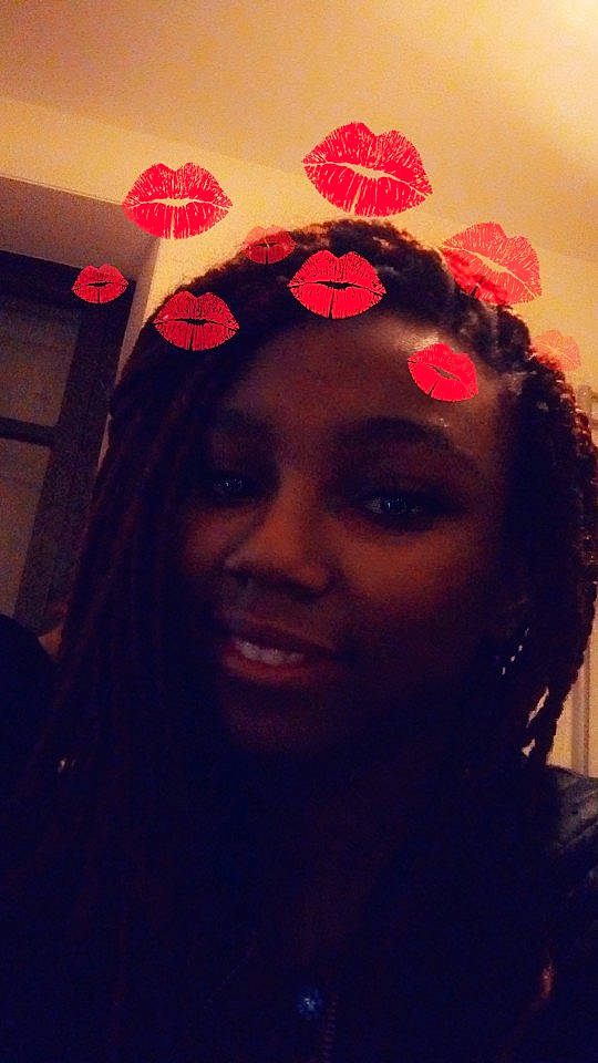 Britany a rejoint le concours — aidez-le/la à gagner de superbes lots ! black_hair, ear, face, fashion_accessory, flower, forehead, hair, hair_accessory, head, joy, lip, nose, person, photography, pink, plant, red, selfie, sky, smile