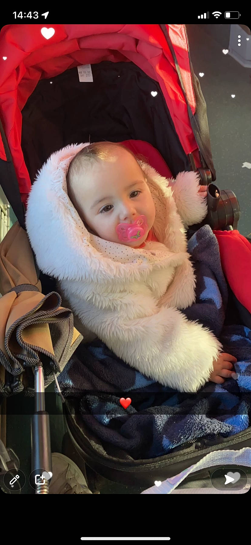 Tiffany a rejoint le concours — aidez-le/la à gagner de superbes lots ! baby, baby_carriage, baby_products, cheek, child, comfort, costume, event, fictional_character, fun, fur, fur_clothing, happy, hat, lap, person, sitting, smile, toddler, travel