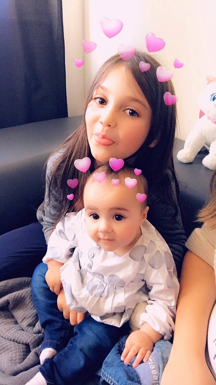 Laurine participe au concours pour gagner de l'argent avec cette photo : cheek, ear, eyelash, face, gesture, hairstyle, happy, head, iris, lip, mammal, nose, organ, person, pink, product, purple, skin, smile, textile