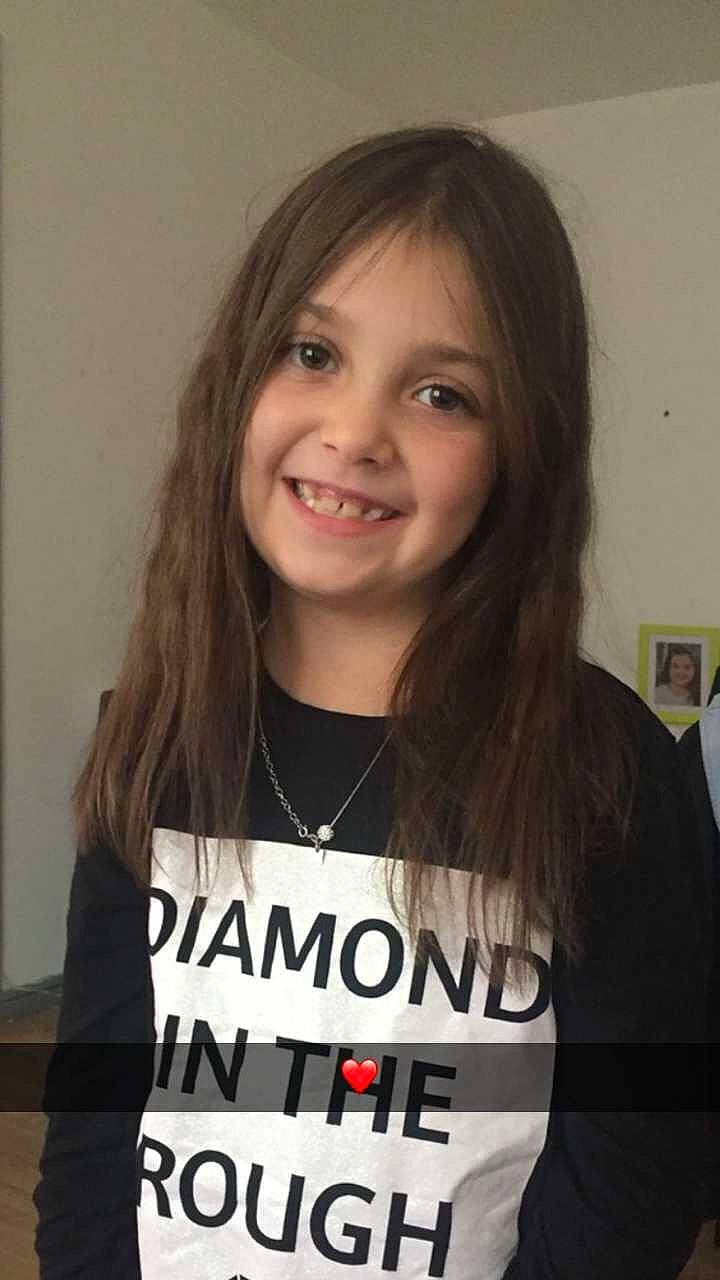 Laurine a rejoint le concours — aidez-le/la à gagner de superbes lots ! brown_hair, cheek, child, chin, eyebrow, eyelash, facial_expression, fun, happy, human_body, iris, joy, layered_hair, long_hair, mammal, people, person, skin, sleeve, smile