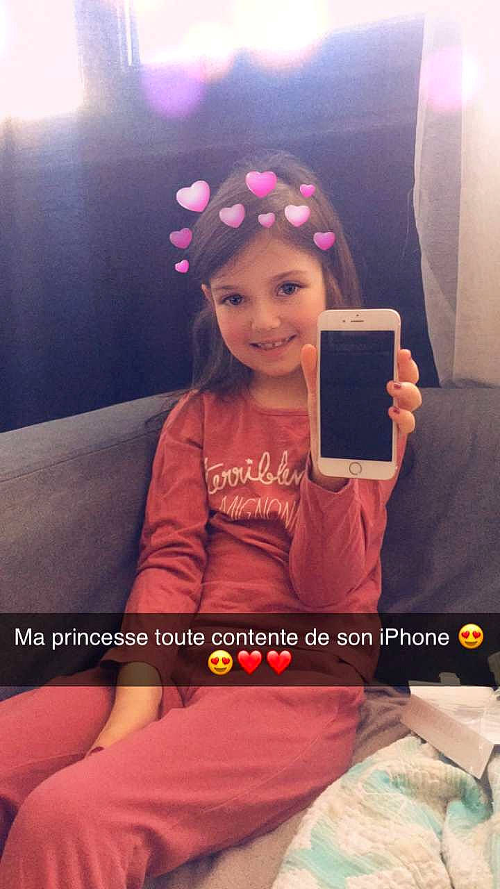 Laurine a rejoint le concours — aidez-le/la à gagner de superbes lots ! communication_device, cool, electric_blue, electronic_device, finger, gadget, hair, happy, human_body, joy, leg, long_hair, magenta, person, pink, portable_communications_device, selfie, sleeve, smile, technology