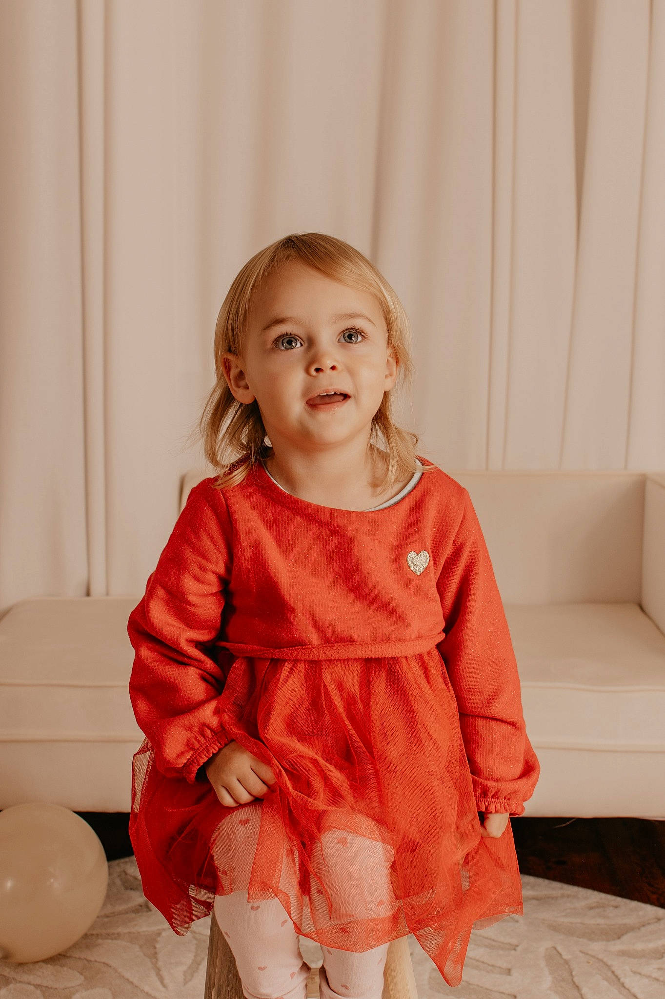 Justine a rejoint le concours — aidez-le/la à gagner de superbes lots ! baby_toddler_clothing, blond, child, day_dress, dress, embellishment, fashion_design, flooring, formal_wear, happy, human_leg, joy, knee, leg, neck, one_piece_garment, person, pink, sleeve, textile
