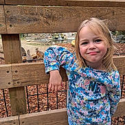 Justine a rejoint le concours — aidez-le/la à gagner de superbes lots ! child, girl, smile, blonde_hair, floral_sweater, wooden_fence, outdoor, nature, wallabies, animals, pond, trees, autumn_leaves, casual_pose, playful, cute, young, park, daylight, happy