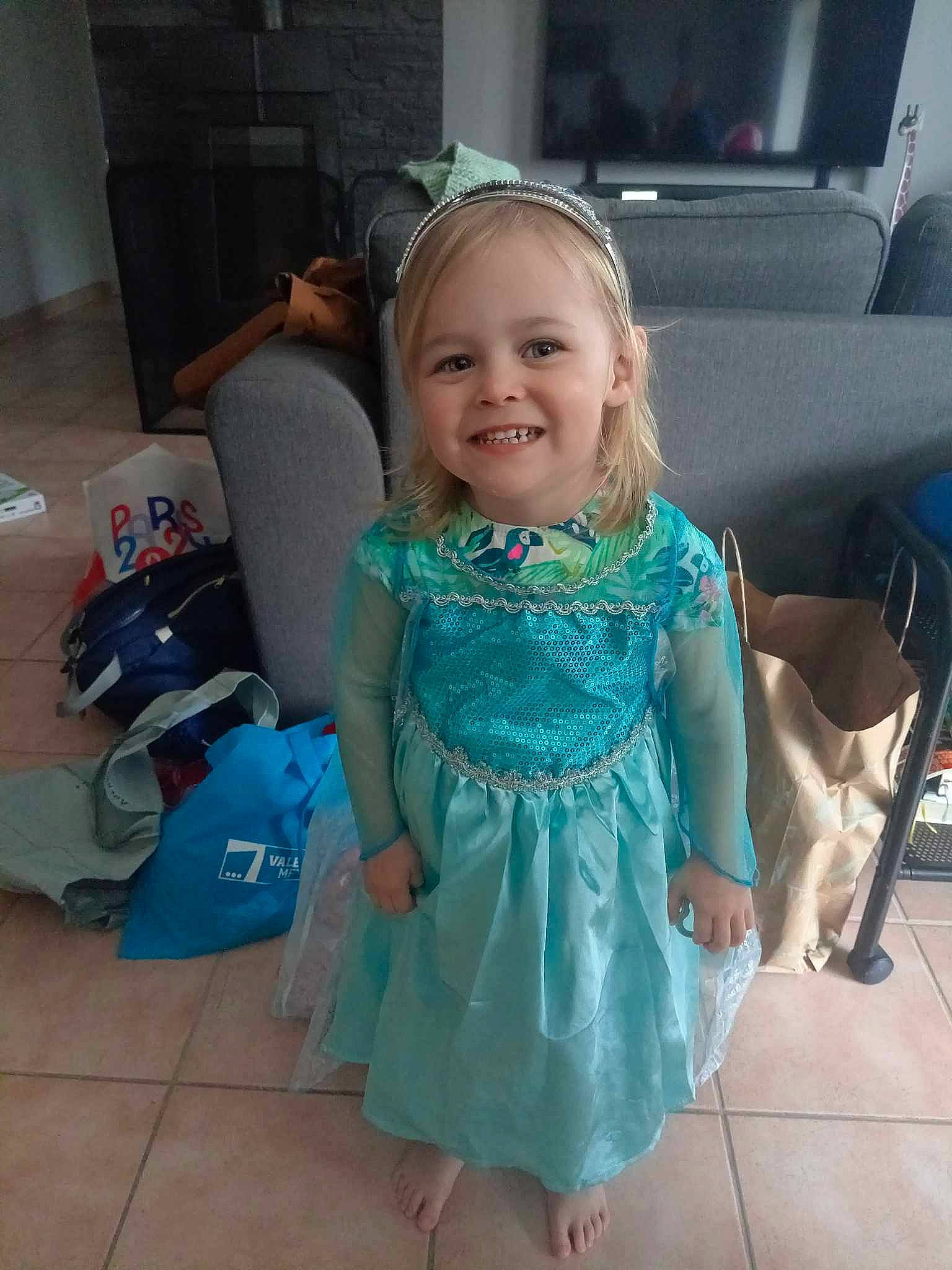 Justine participe au concours pour gagner de l'argent avec cette photo : baby_toddler_clothing, child, day_dress, dress, event, fashion_accessory, formal_wear, fun, hair, hairstyle, happy, head, joy, luggage_and_bags, magenta, person, shoulder, sitting, skin, smile