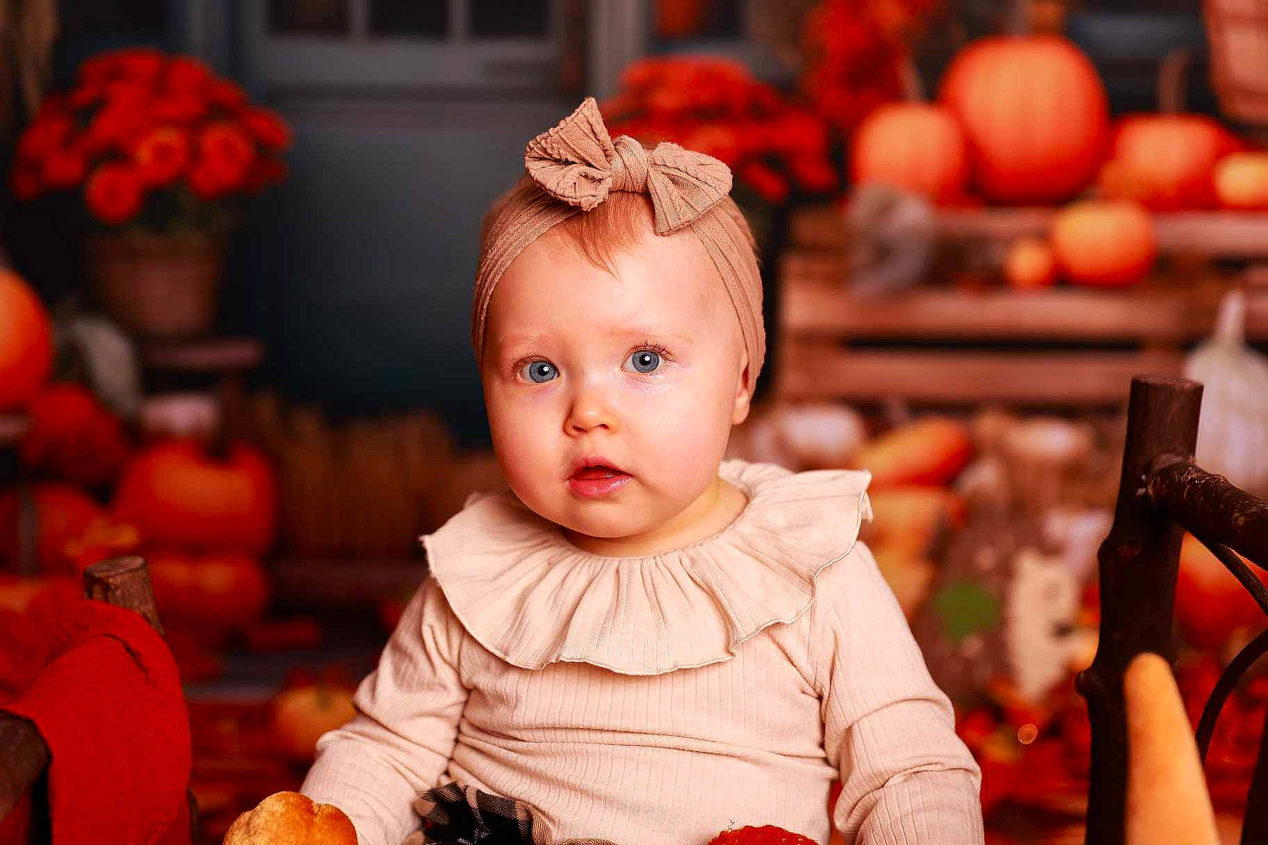 Agathe a rejoint le concours — aidez-le/la à gagner de superbes lots ! baby, baby_toddler_clothing, calabaza, cheek, child, cucurbita, event, fun, gourd, happy, natural_foods, orange, people, person, pumpkin, room, sitting, toddler, toy, winter_squash