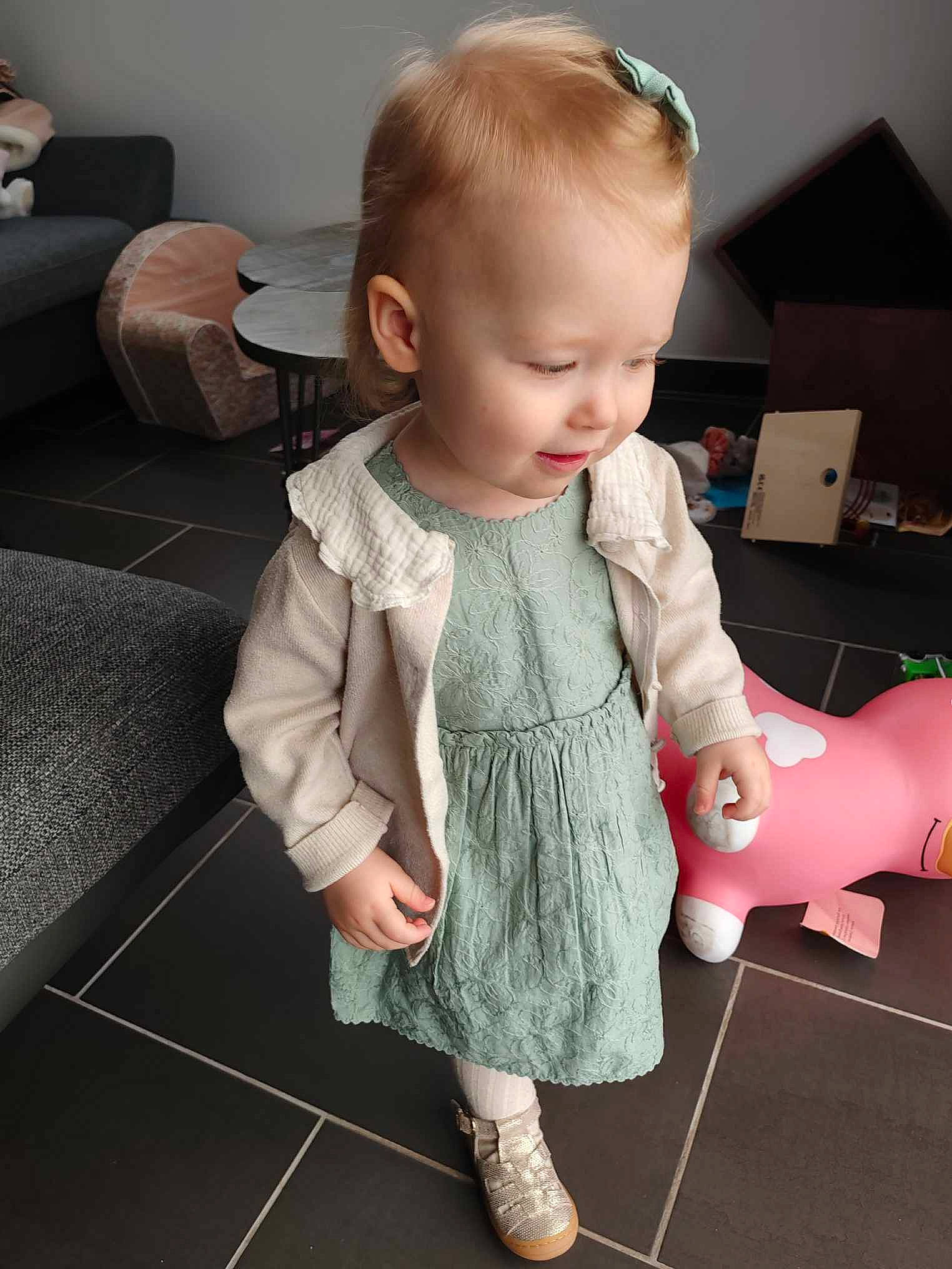 Agathe participe au concours pour gagner de l'argent avec cette photo : baby, baby_toddler_clothing, cheek, child, floor, flooring, fun, hair, hairstyle, head, human_body, joint, pattern, person, product, sitting, skin, sleeve, sock, toddler