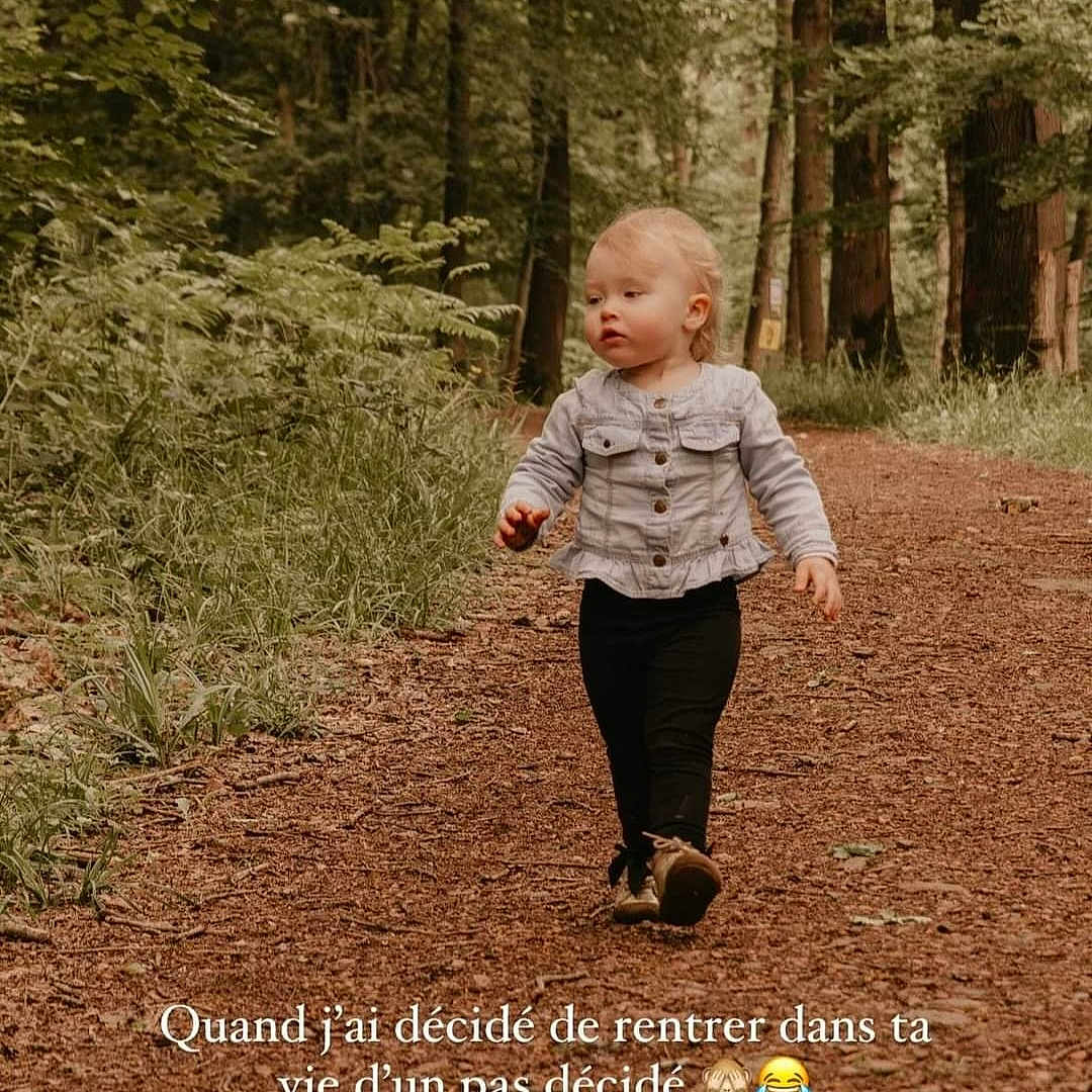 Agathe a rejoint le concours — aidez-le/la à gagner de superbes lots ! clothing, face, grass, grove, head, land, nature, outdoors, pants, park, path, person, photography, plant, portrait, soil, tree, vegetation, walking, woodland