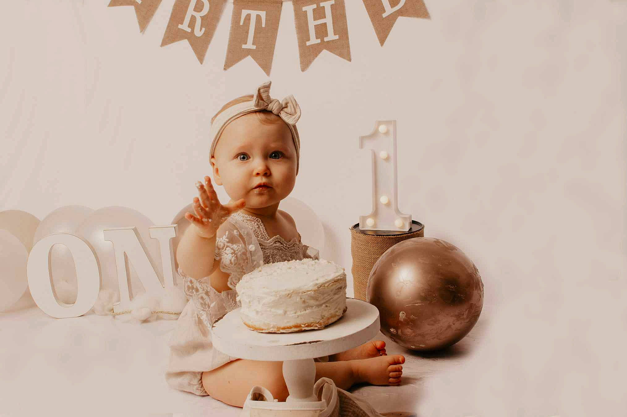 Agathe participe au concours pour gagner de l'argent avec cette photo : baby, baby_toddler_clothing, child, costume_hat, eyelash, fashion_accessory, fedora, flash_photography, font, happy, hat, headpiece, home_appliance, jewellery, party_supply, peach, person, serveware, sitting, sun_hat