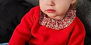Agathe a rejoint le concours — aidez-le/la à gagner de superbes lots ! baby, blade, blonde, brownhair, clothing, couch, eating, face, food, furniture, hair, head, knife, knitwear, person, photoframe, scarf, sitting, sleeve, sweater