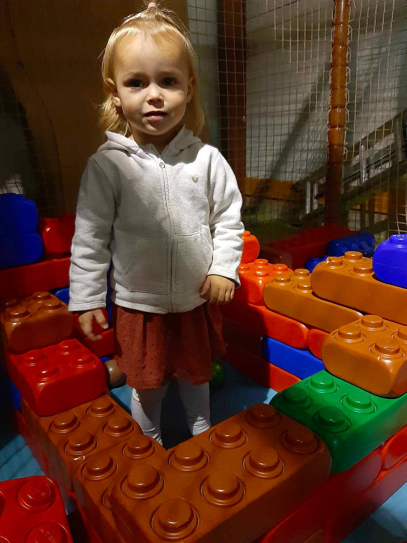 Justine a rejoint le concours — aidez-le/la à gagner de superbes lots ! baby_toddler_clothing, chair, child, city, electric_blue, fun, games, human_settlement, leisure, person, plastic, play, playground, recreation, room, sitting, smile, table, toddler