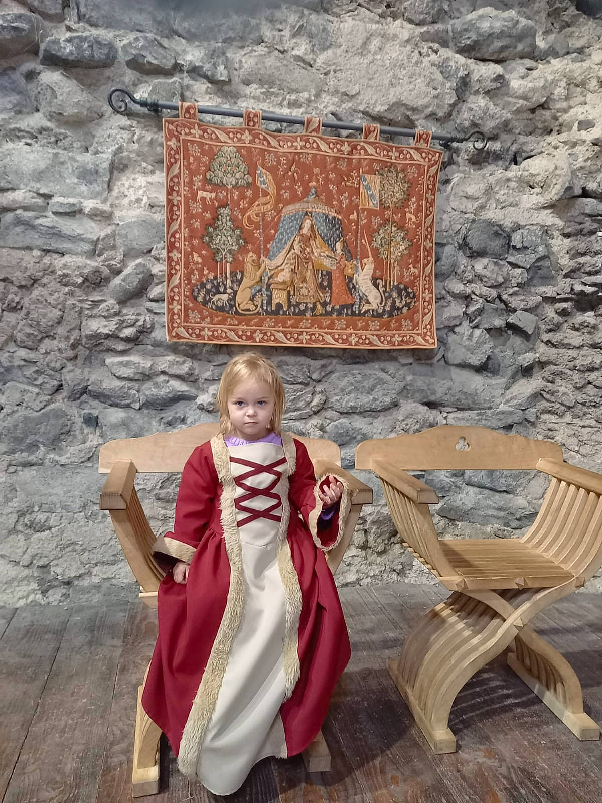 Justine a rejoint le concours — aidez-le/la à gagner de superbes lots ! ancient_history, art, brick, chair, door, dress, flooring, formal_wear, history, landscape, leisure, peach, person, stock_photography, stone_wall, temple, textile, toddler, tree, visual_arts