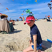 Valentin a rejoint le concours — aidez-le/la à gagner de superbes lots ! beach, boy, cap, child, colorful, daytime, fun, kites, leisure, outdoor, people, playing, recreation, relaxing, sand, shorts, sky, summer, sunny, vacation