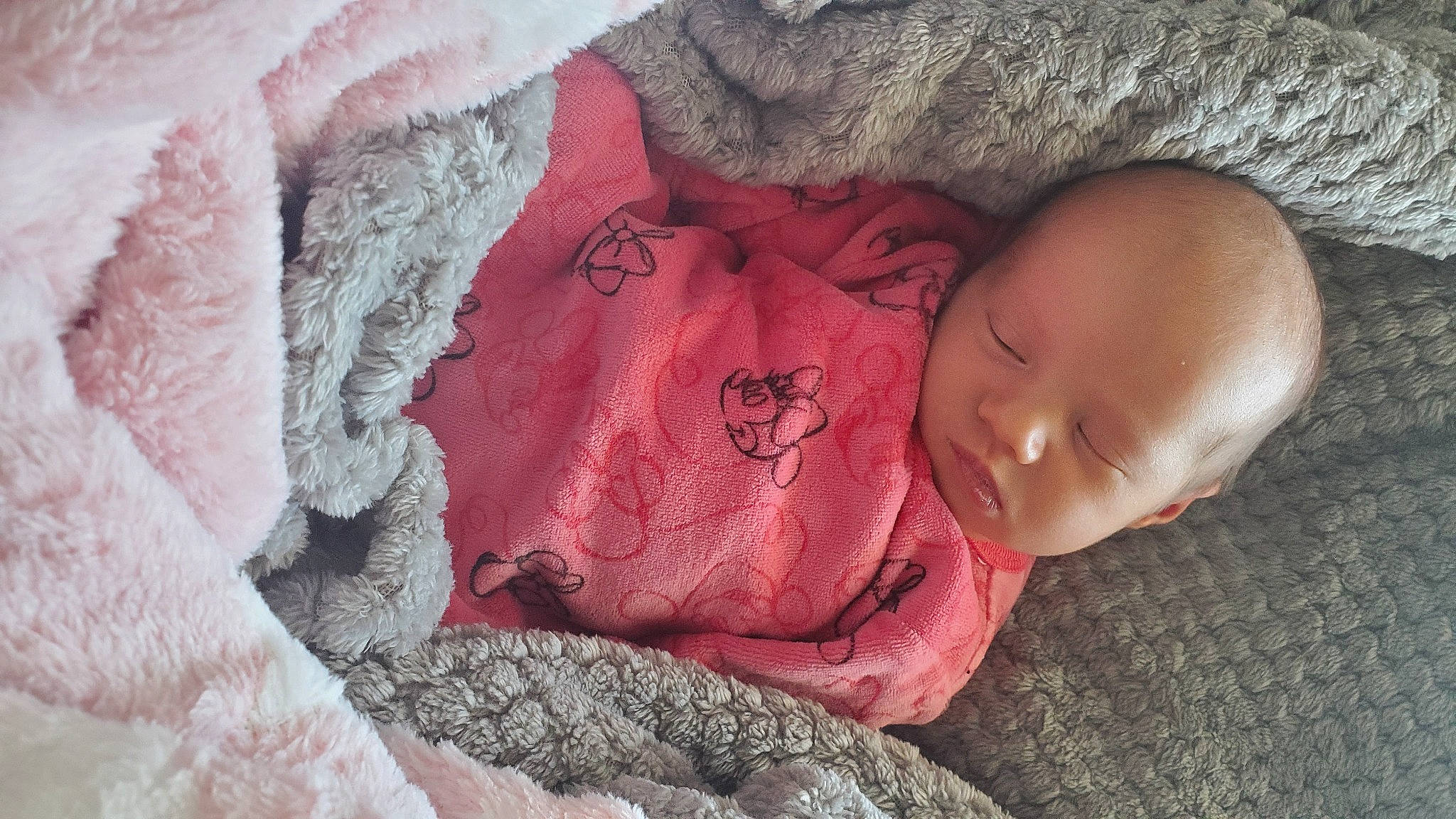 Ashley a rejoint le concours — aidez-le/la à gagner de superbes lots ! baby, baby_toddler_clothing, beauty, child, close_up, comfort, hand, headgear, linens, lip, mammal, nose, outerwear, person, pink, skin, textile, toddler, tree, wood