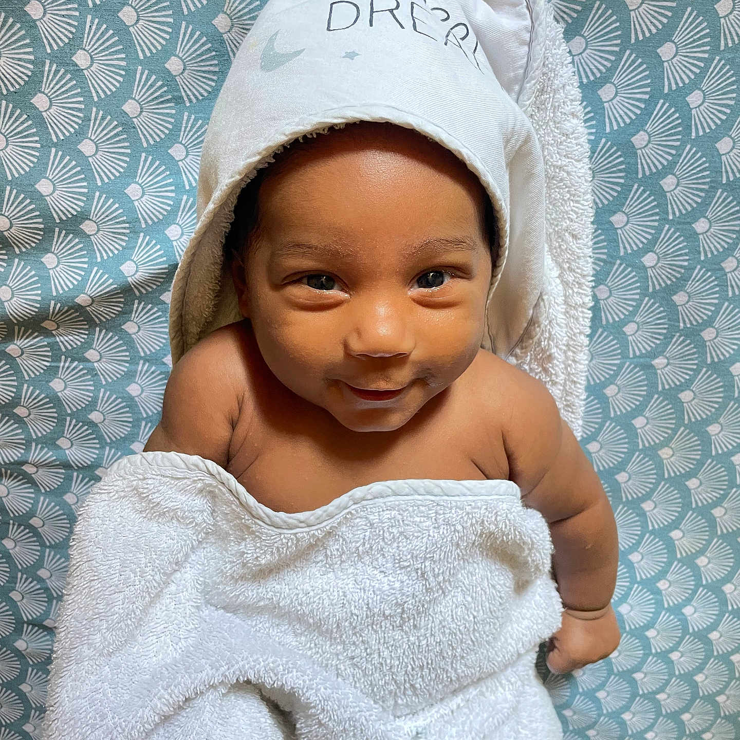 Jaïlan participe au concours pour gagner de l'argent avec cette photo : adorable, baby, baby_bath, blanket, child, cute, eyes, face, happy, hooded_towel, indoor, infant, patterned_background, person, portrait, skin, smile, towel, wrapped, young