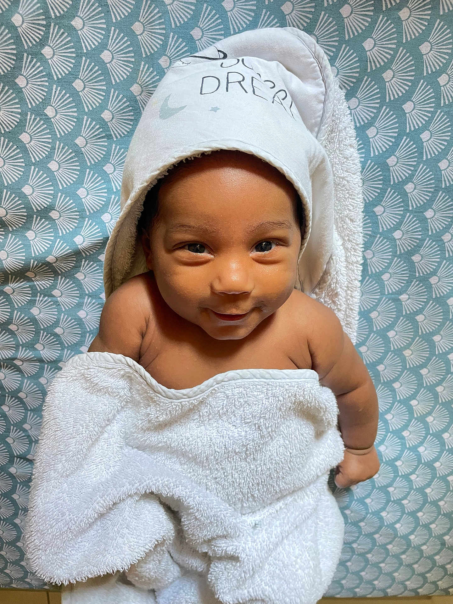 Jaïlan participe au concours pour gagner de l'argent avec cette photo : baby, towel, smile, face, child, wrapped, hooded_towel, patterned_background, cute, happy, infant, skin, eyes, person, portrait, indoor, young, adorable, baby_bath, blanket