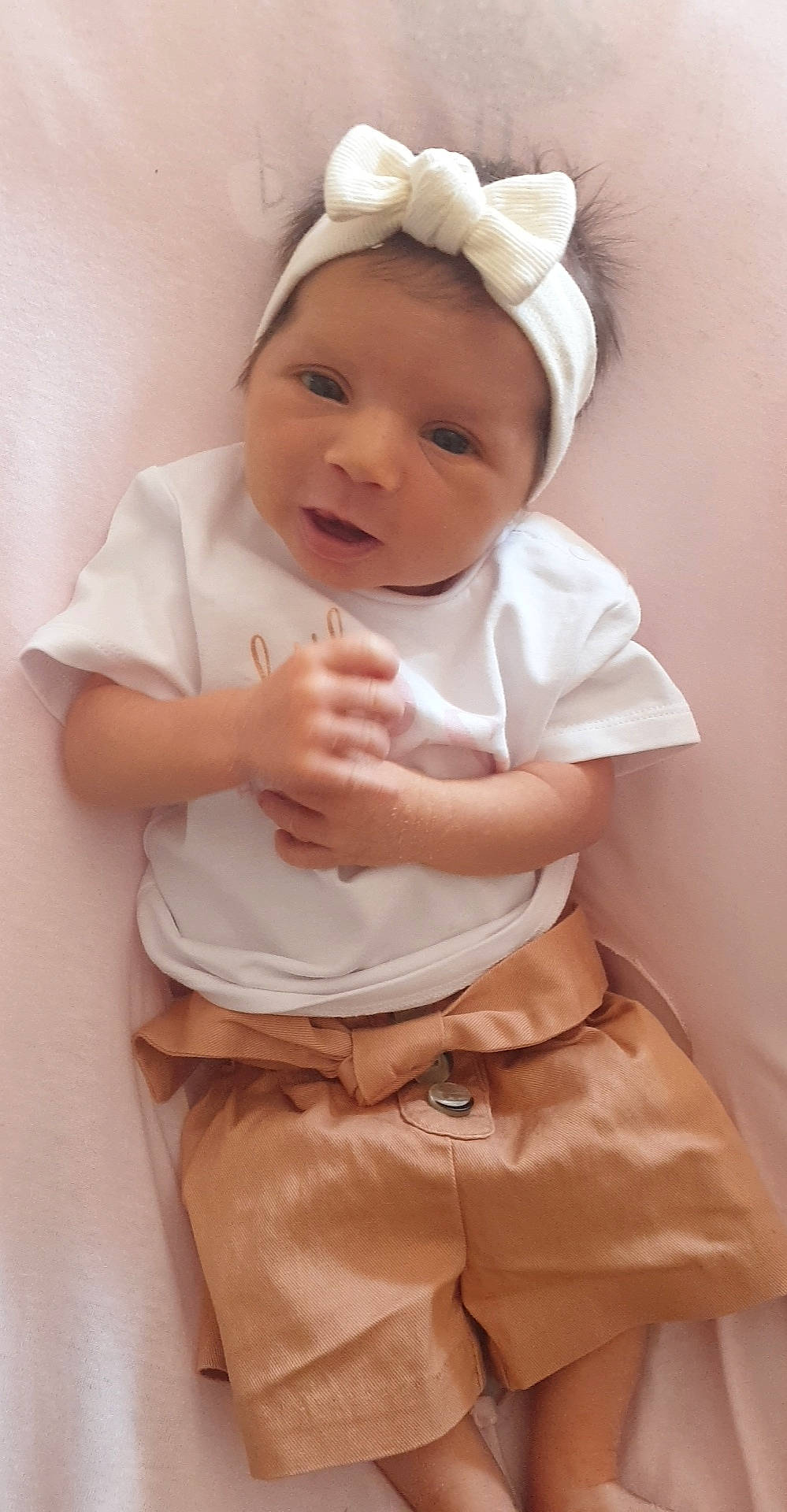 Léna participe au concours pour gagner de l'argent avec cette photo : baby, baby_sleeping, baby_toddler_clothing, cap, cheek, comfort, finger, gesture, happy, headwear, human_body, khaki_pants, lip, person, pink, skin, sleeve, smile, stomach, textile