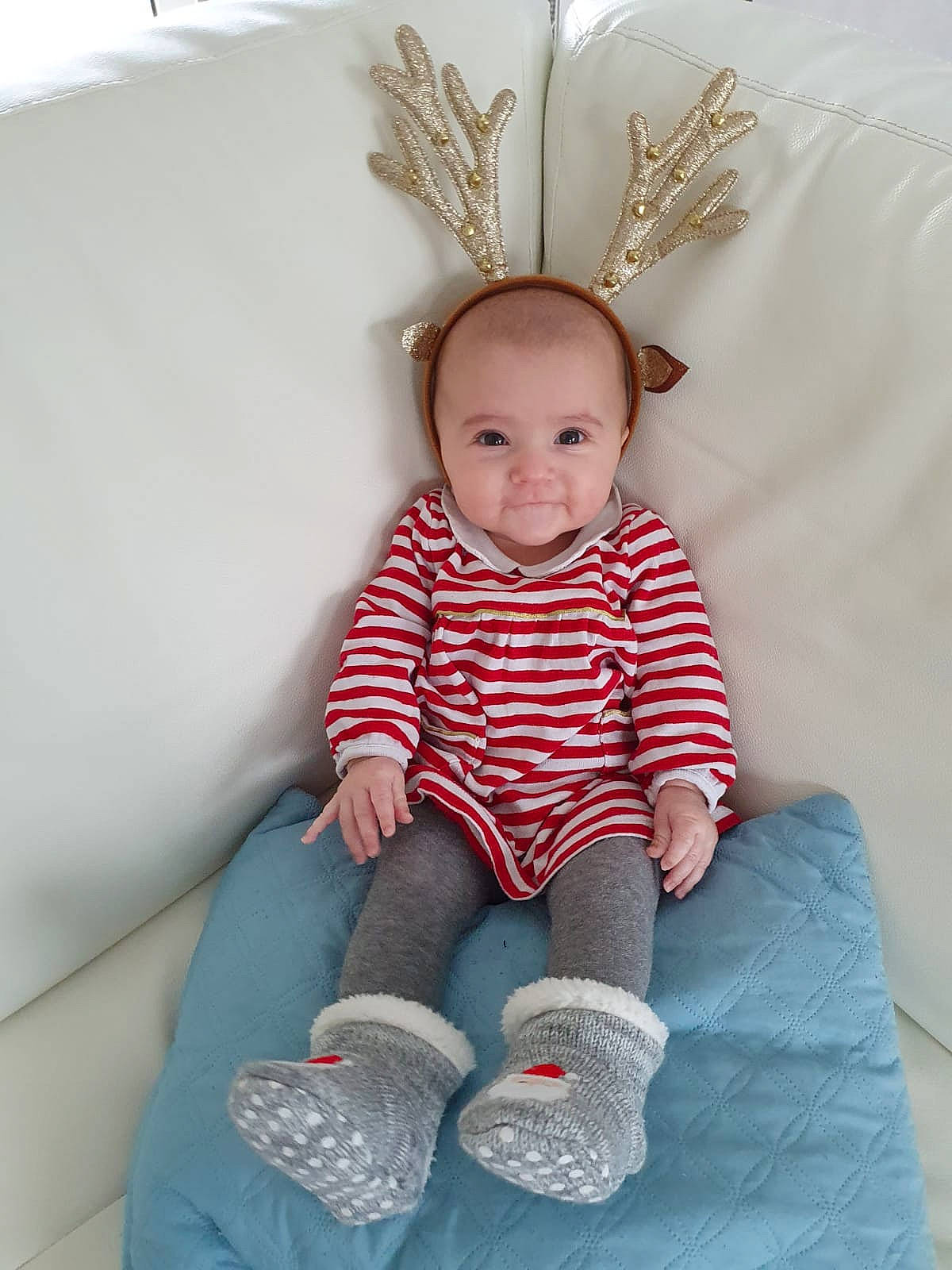 Lou participe au concours pour gagner de l'argent avec cette photo : baby_toddler_clothing, beauty, child, comfort, eye, face, happy, head, human_body, leg, mammal, organ, pattern, person, skin, sleeve, smile, sock, t_shirt, toddler
